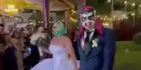 Novios celebran su boda con un épico combate de lucha libre en lugar del vals
