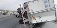 Tráiler sufre volcadura sobre paso elevado en Escobedo