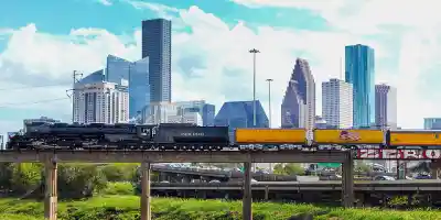 Cuelgan y queman en puente a una persona en Houston