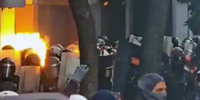 Lanzan artefacto explosivo contra policías en marcha del 2 de octubre