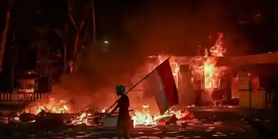 Queman Congreso en Indonesia