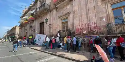 Toman Palacio de Gobierno de Michoacán; exigen renuncia de Bedolla
