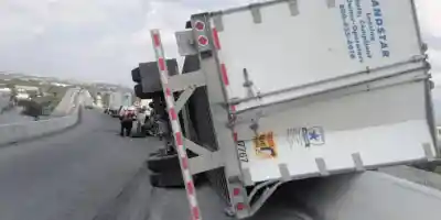 Tráiler sufre volcadura sobre paso elevado en Escobedo