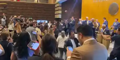 México llora por inundaciones, diputados morenistas bailan