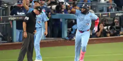 Toronto somete a Dodgers en Serie Mundial