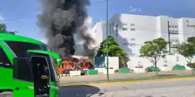 Normalistas destruyen oficinas en el Palacio de Justicia de Iguala en protestas