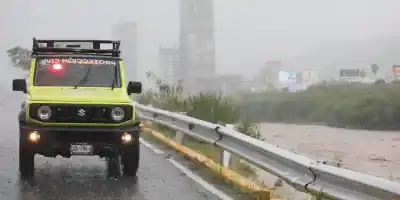 Crecen los ríos y se reportan autos varados tras intensas lluvias