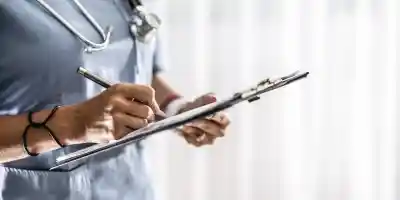 Doctor renuncia a su licencia por recetar medicamentos transgénero en menores