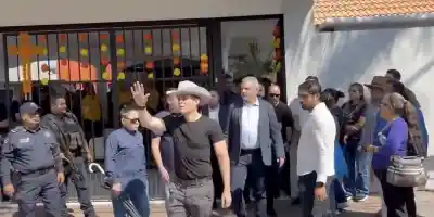 ¡Asesino!, le gritan a gobernador de Michoacán