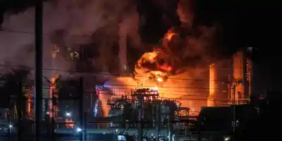 Una explosión desata incendio masivo en refinería de California