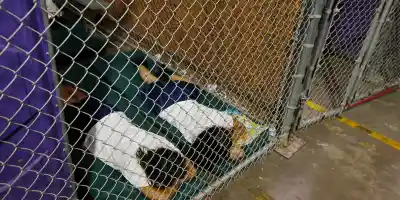 Aumenta el aislamiento de migrantes en centros de detención durante 2025