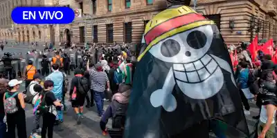 Ya en el zócalo, manifestantes