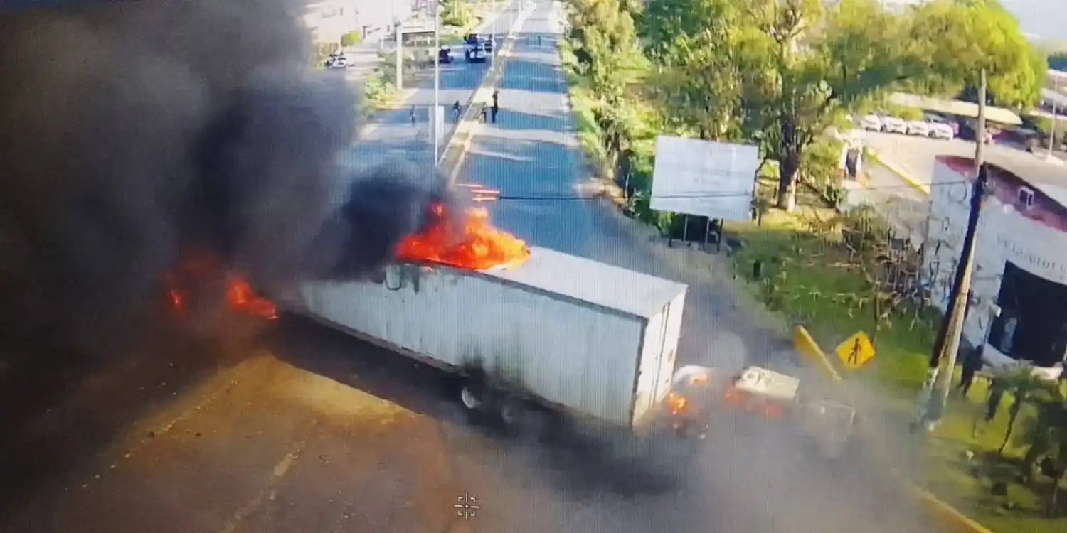 Amenazan transportistas paro nacional; el cartel les quemó 200 camiones